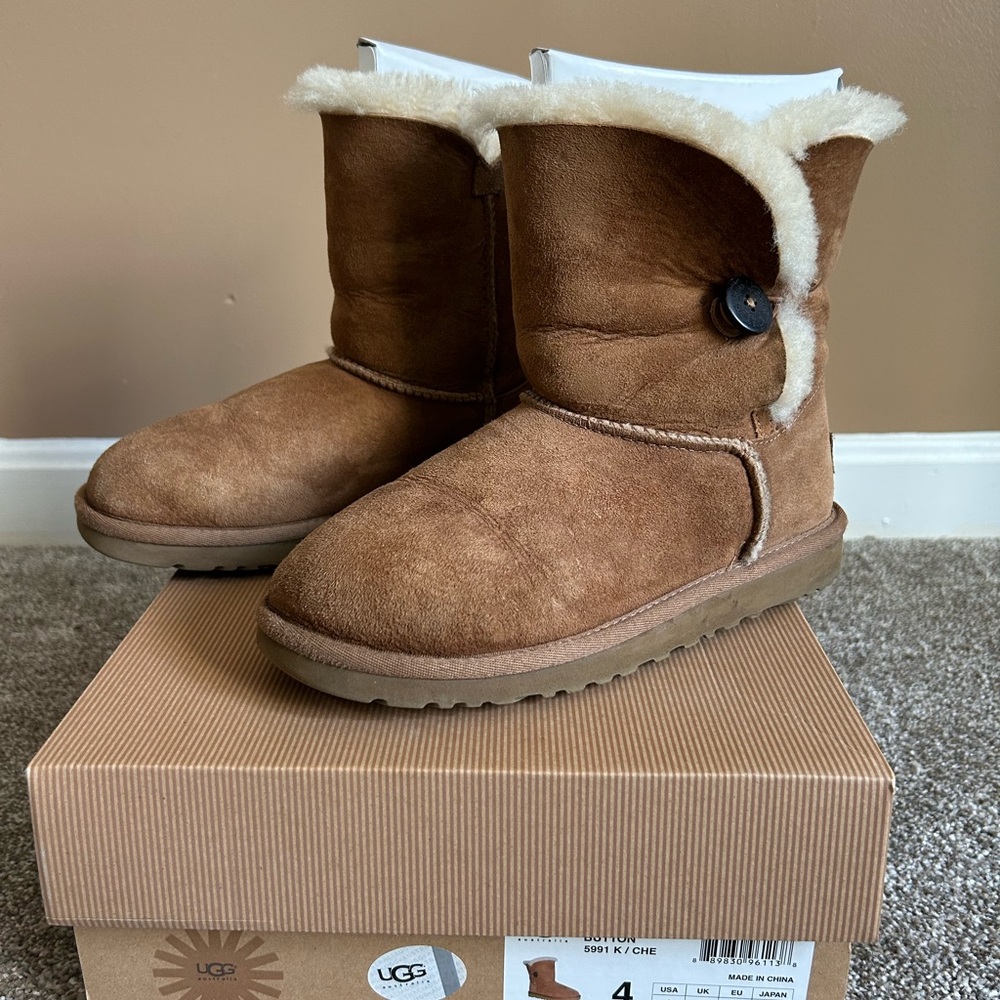 UGG Bailey Button
